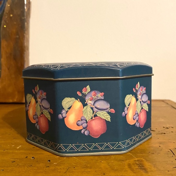Adorable fruit tin - Picture 3 of 3